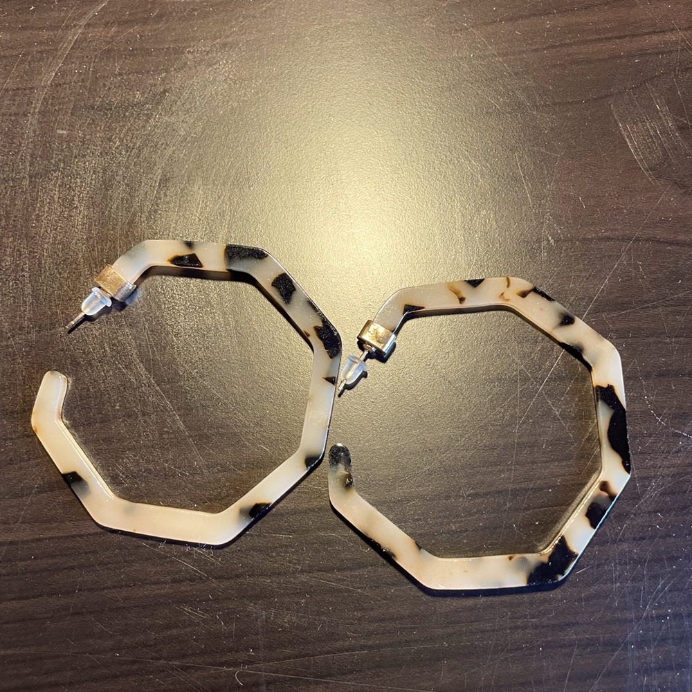 Tortoise shell hoop earrings